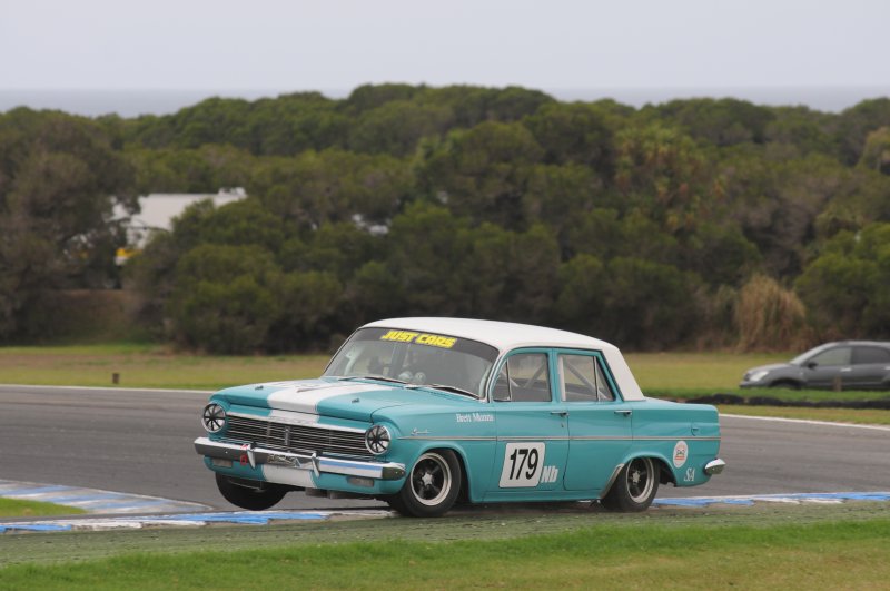SA's Brett Munns neat EH. Phil Wisewould