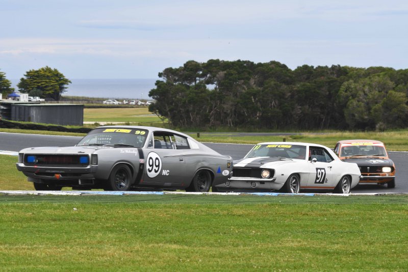 Les Walmsley and Darren Collins' mighty 10-lap trophy race battle, with the latter prevailing