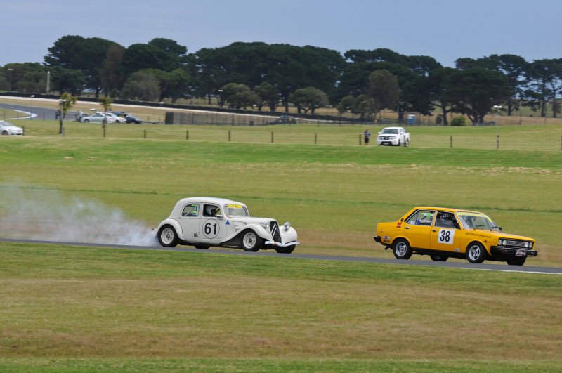 Unlikely but close battle in Race 1!