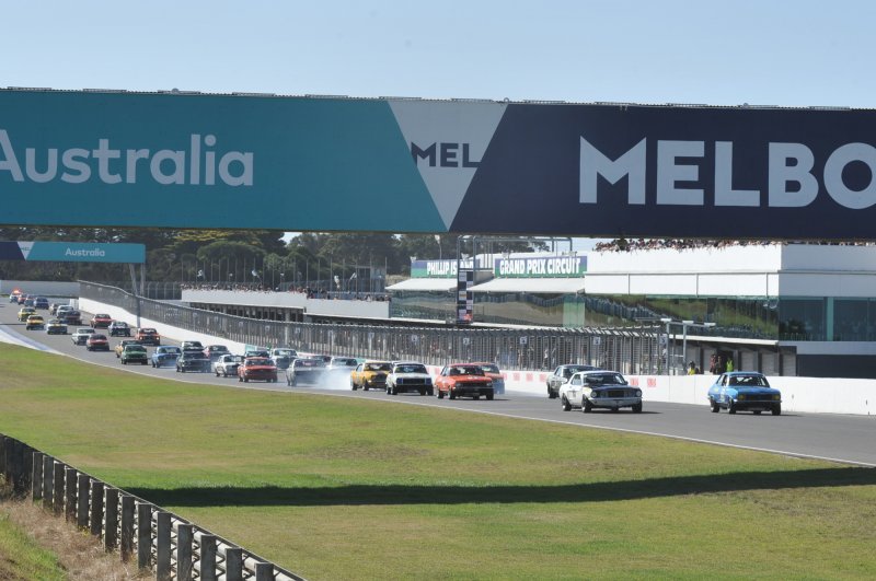 Tasmania\'s Darren Pearce lights \'em up as the huge field gets underway