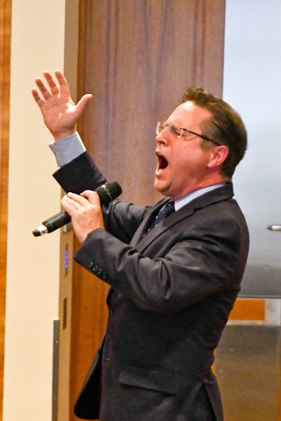 Les Miserables star Richard Thomas set the tenor of the evening