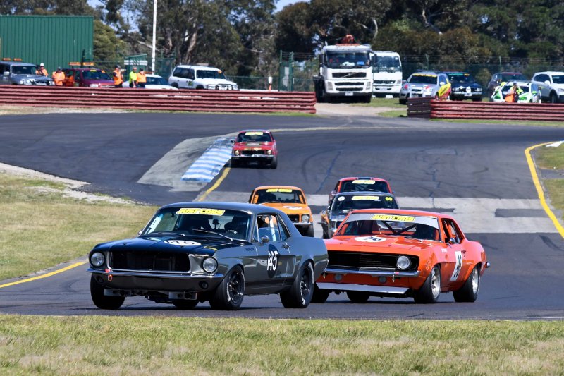 Hansen's Mustang holds off de Paoli's Camaro