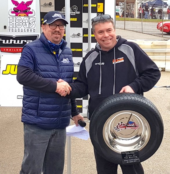 Terry-Wyhoon-takes-the-Makulu-Driver-of-the-Meeting-award-from-HTCAVs-Greg-Vernon.-Les-Walmsley-pic.-