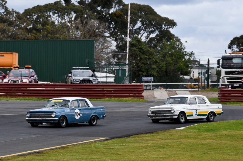 Bill-Trengrove-gives-chase-to-speedy-SA-driver-Ev-Gobell