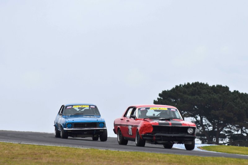 Andrew-Williams-Torana-hounds-the-plastered-up-Falcon-of-NSWs-Chris-OBrien