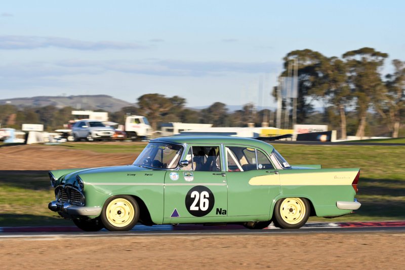 Vince-Parisis-flat-head-V8-Simca-made-nice-gurgling-sounds-on-Saturday-before-breaking-a-hub