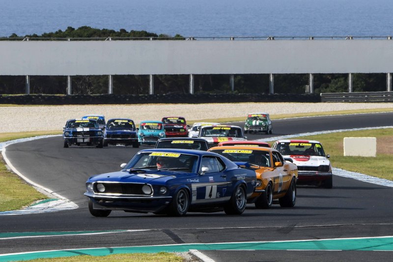 Darcy-Russell-heads-Joe-Calleja-and-the-pack-into-Honda-Corner