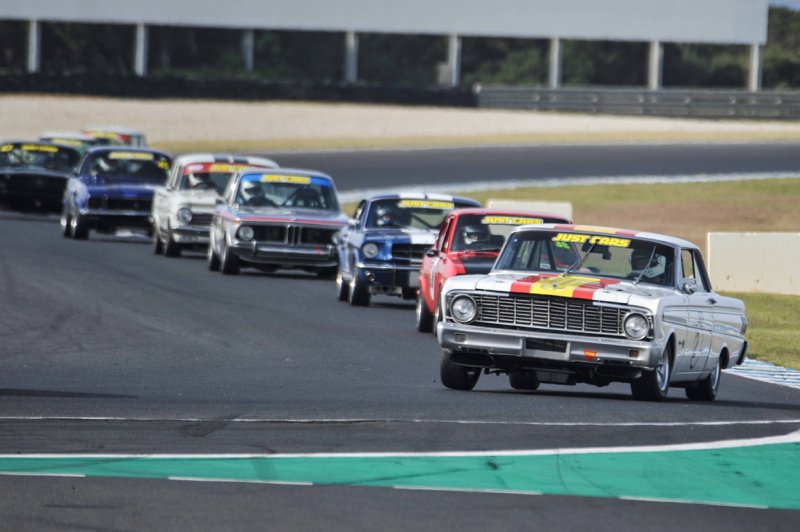Jervis-Ward_s-crisp-sounding-Falcon-Sprint-leads-a-pack-into-Honda-Corner