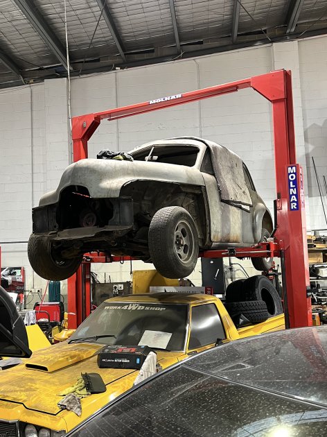 Geoff_s-own-Holden-48-215-Sports-Sedan-patiently-waits.
