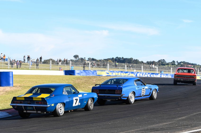 Keith-Kassulke-in-the-ex-Mann-Camaro-charges-after-Michael-Miceli-into-the-chase.-Phil-Wisewould-pic.