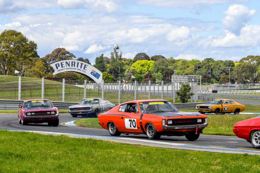 MoPar-quartet-of-Burns-Hibbert-Dahlstrom-and-Glenn-Miles-chase-Alessi_s-Monaro.