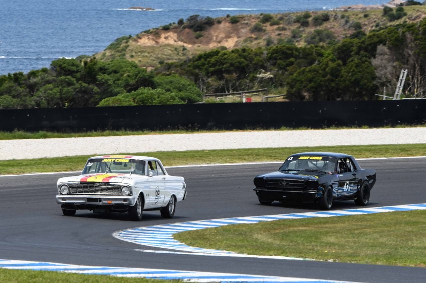 Nb-Contenders-Jervis-Ward_s-Mustang-chased-by-Peter-Mueleman_s-Mustang