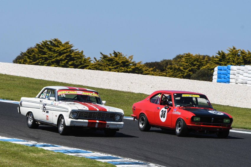 Bill-Trengrove-pokes-the-Falcon-Sprint-under-Jim-McNiven_s-Mazda