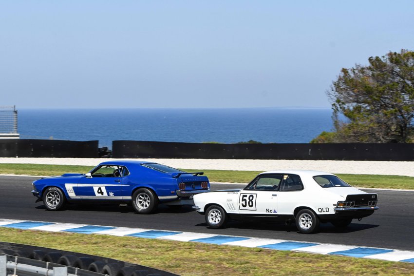 Qld_s-Ashley-Heffernan-hounds-Darcy-Russell_s-Mustang.