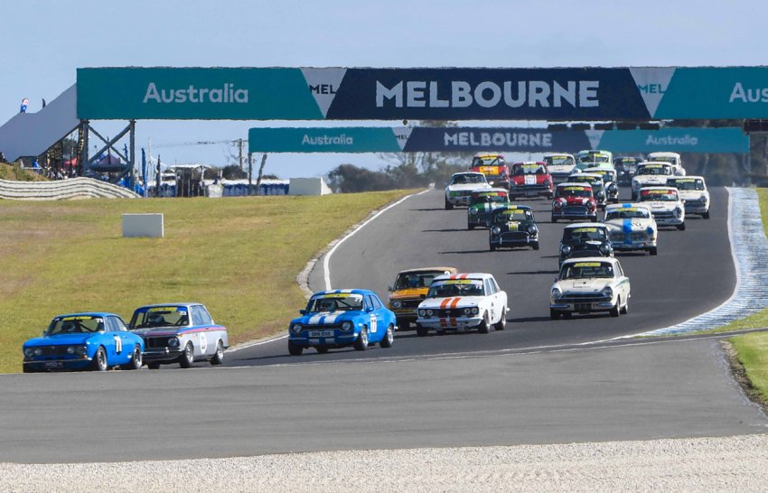 Adriano-Dimauro_s-Alfa-leads-Rob-van-Stokrom_s-BMW-and-David-Noakes_-BDA-Escort-at-the-start-of-R2-