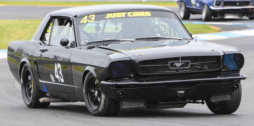 Into-the-straight-at-Sandown.-Phil-Wisewould-photo-