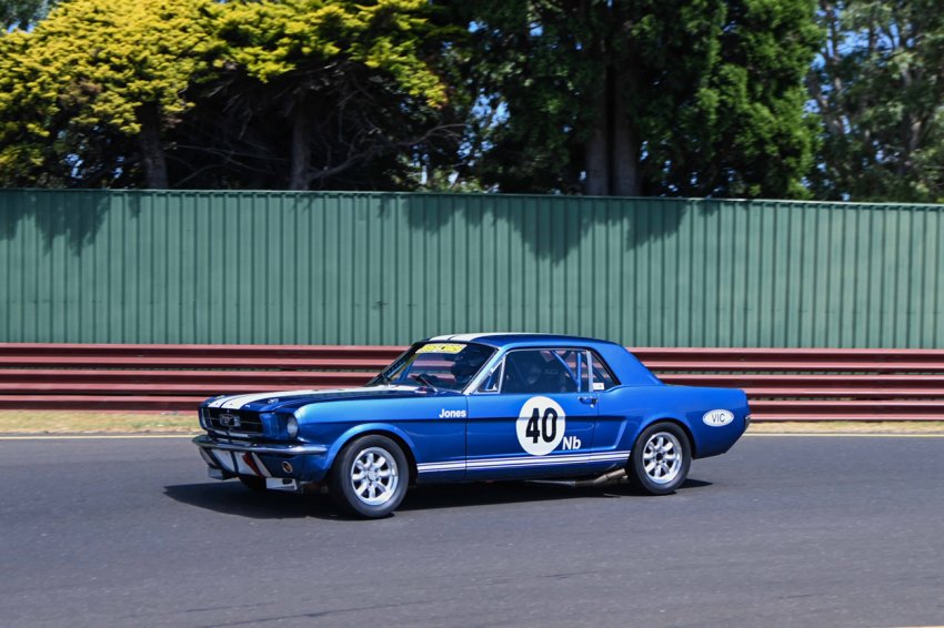 Darren-Jones-won-two-out-of-three-tight-Mustang-battle-with-Pete-Neuleman.-Phil-Wisewould-photo.