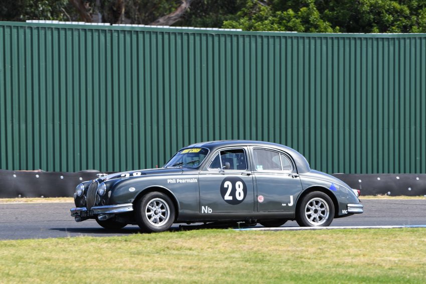 Phil-Pearmain_s-3.4-Mk1-Jag-found-some-pace-in-R3.-Phil-Wisewould-photo.