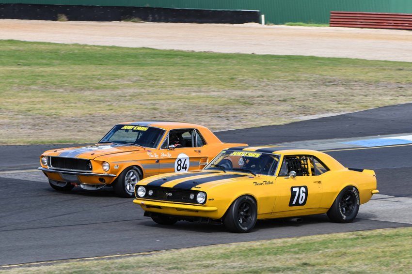 Trevor-Talbot_s-Camaro-on-Dom-Leo_s-_68-Mustang.-Phil-Wisewould-photo.