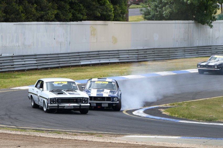 SAs-Adam-Smiths-XW-Falcon-under-attack-from-Qlds-Graeme-Wakefields-Mustang