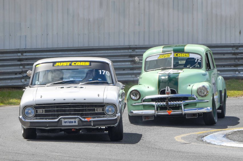 Phil-Barrow-throws-the-FJ-at-David-Forbes-XK-Falcon-in-their-3-race-duel
