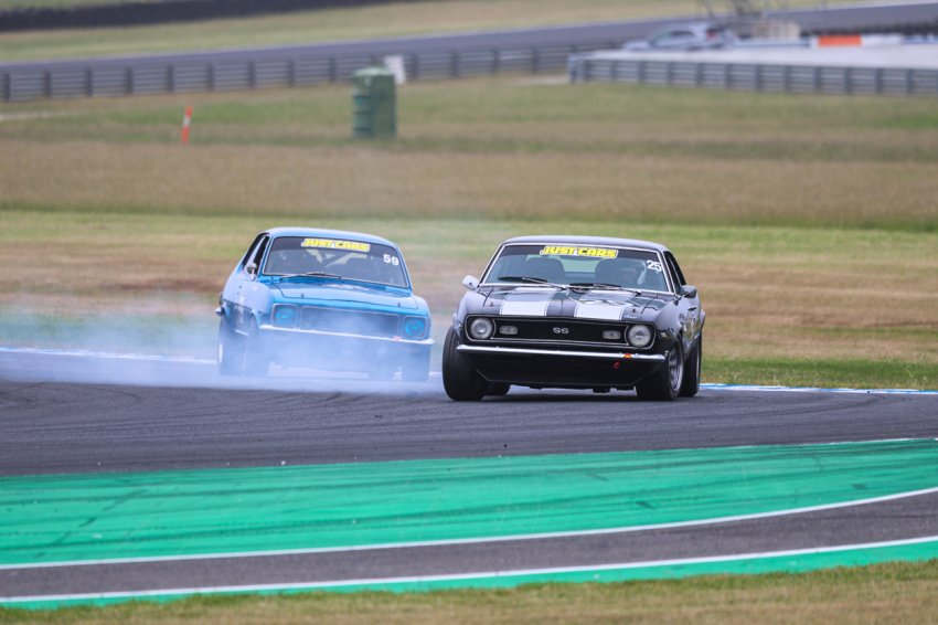 Adrian-Moyle-Camaro-Andy-Williams-Torana-battle-was-hot.-Photo-by-Daysy-Motorpix