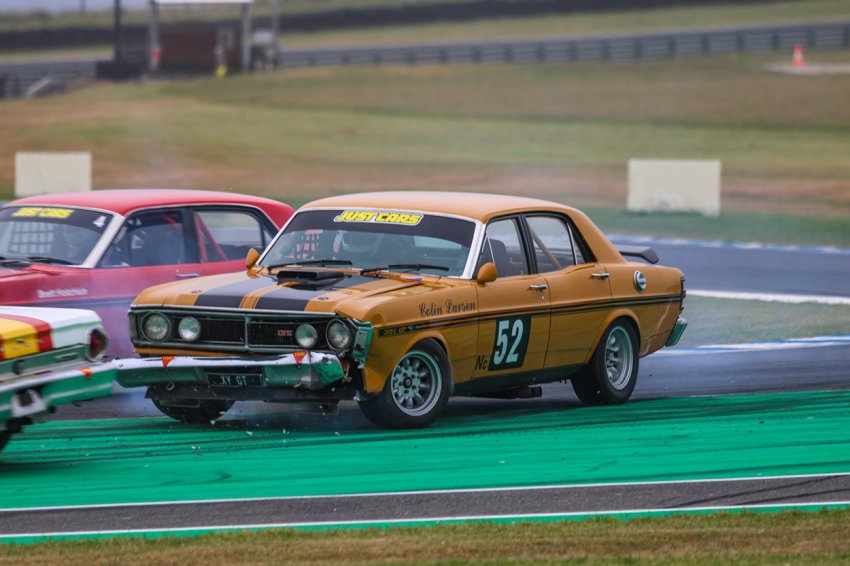 Falcon-XY-into-Falcon-Sprint-after-a-brake-mishap-at-T4.-Photo-by-Daysy-Motorpix
