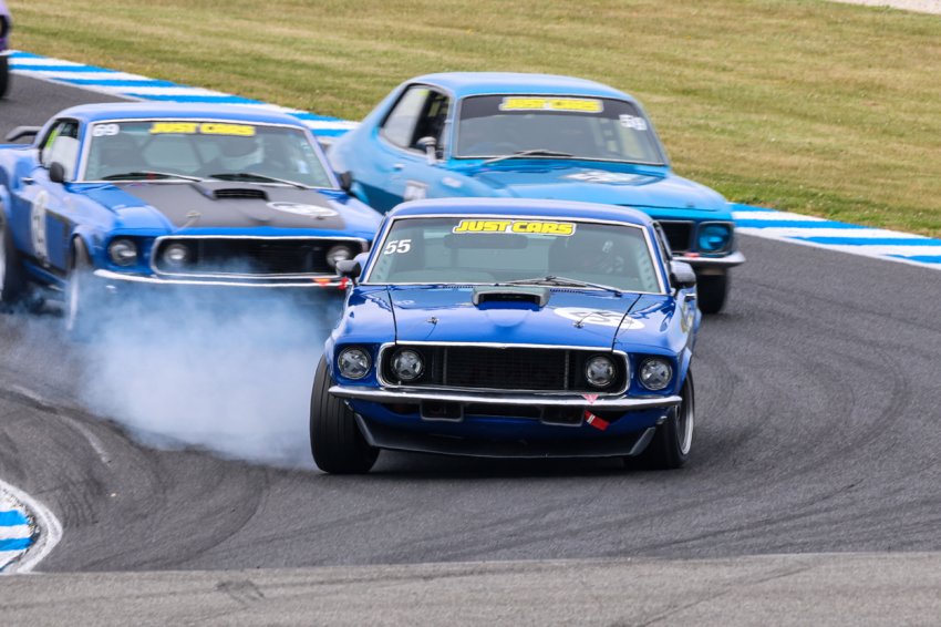 The-Flying-Wedge-together-race-long.-Photo-by-Daysy-Motorpix