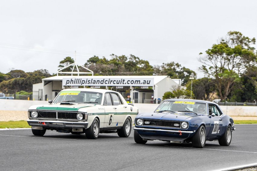 1_Willie-Van-Wersch_s-Falcon-takes-on-David-Murphy_s-Camaro-