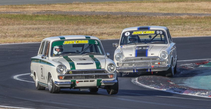 NSW_s-Chris-Dubois_-Lotus-and-Les-Walmsley_s-GT-tigered-mightily.-Ian-Smith-photo