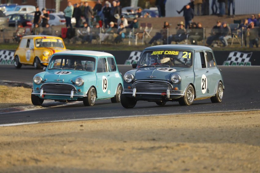 Tom-Tweedie-tucks-in-under-Linda-Devlin.-Throttle-Jam-Photography