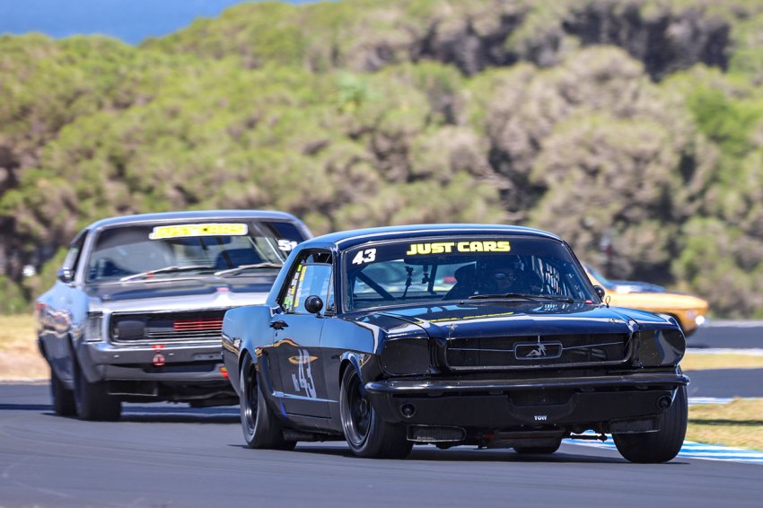 Ben-Dahlstrom_s-Charger-chasing-Pete-Meuleman_s-Mustang.-Photo-by-Daysy-Motorpix