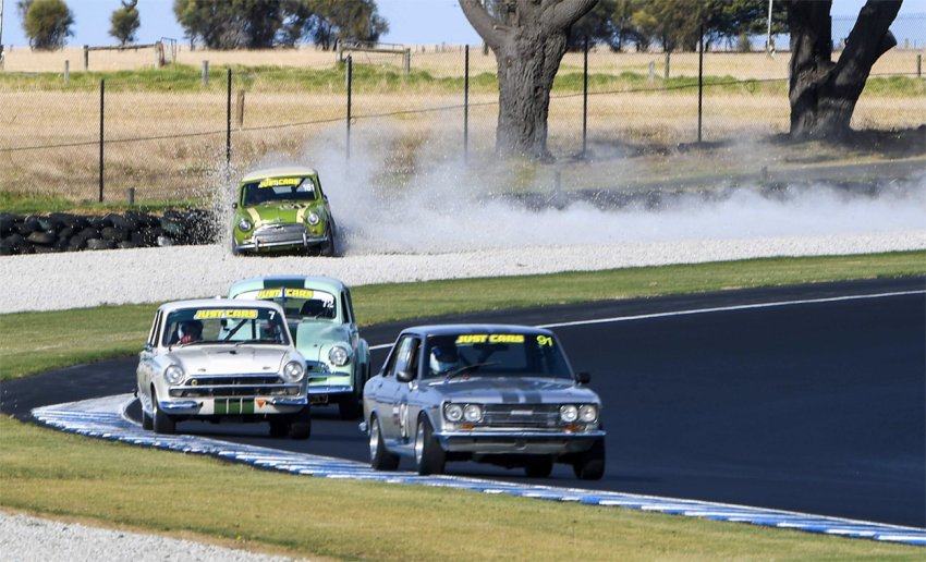 David-Wheatley-skates-the-gravel-chasing-Dean-McLaughland-Peter-van-Summeren-and-Phil-Barrow