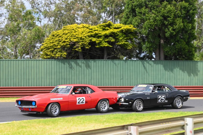 Adrian-Moyle-tried-verything-to-get-past-Brent-Trengrove-in-very-close-racing