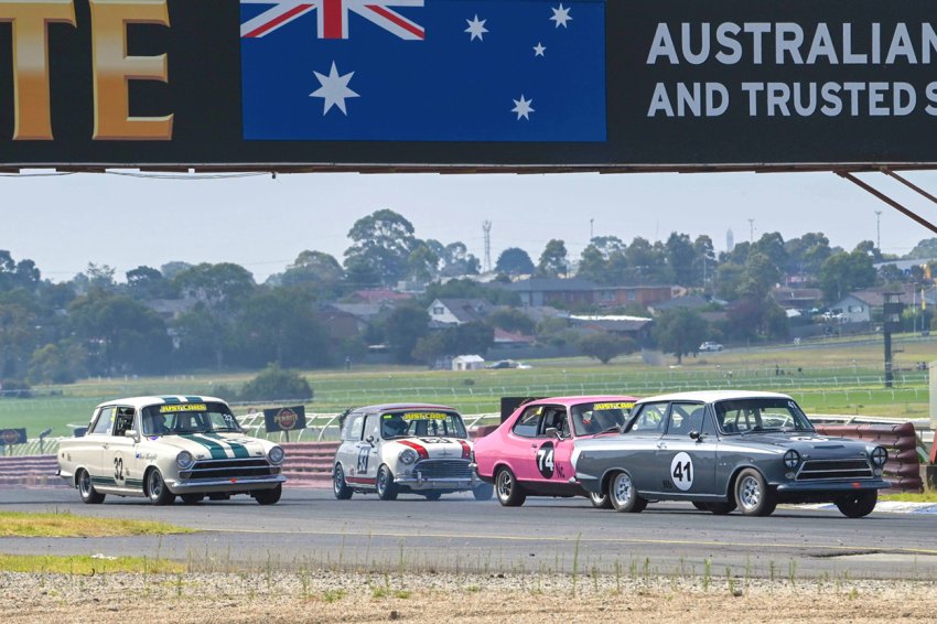 R1-T1-saw-Lenstras-Cortina-McLeods-Torana-and-Patersons-Mini-looking-racy-but-only-Don-Knight-would-finish-the-weekend