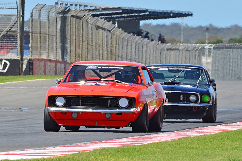 Aldo-de-Paoli-leads-eventual-winner-Jamie-Tilley-in-R3