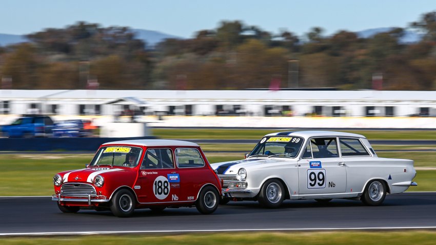 Close-battle_-Les-Walmsley-hounds-Francis-Meier-NSW.Daysy-Motorsport-photo