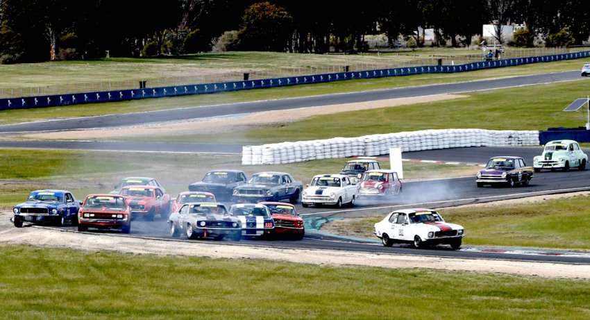 R1-T1-red-flag-after-Graeme-Wakefield_s-blue-Mustang-spins-into-Bill-Trengrove_s-red-one