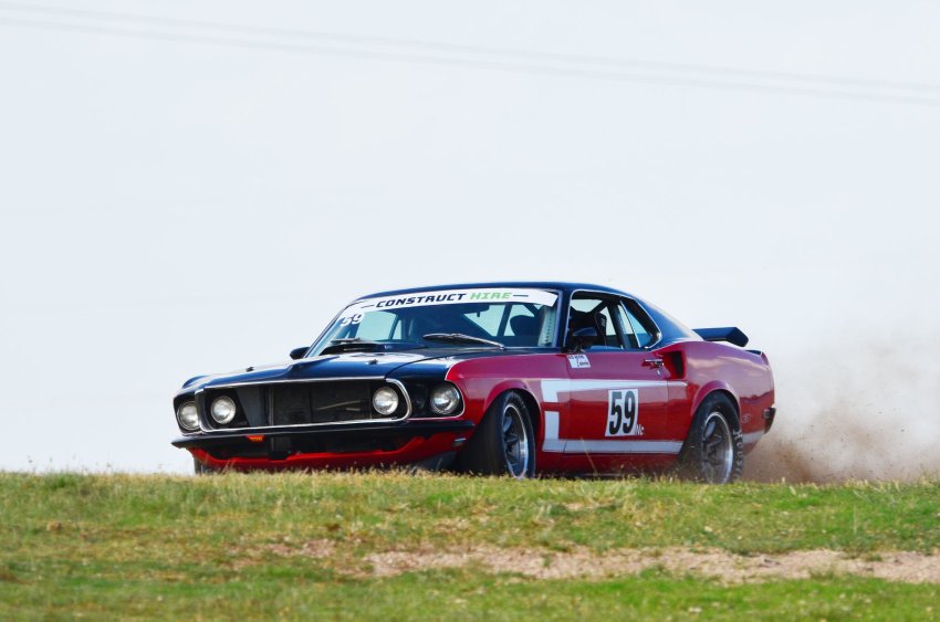Ray-Hepburn-takes-to-the-dirt-on-the-last-lap-of-the-final-race